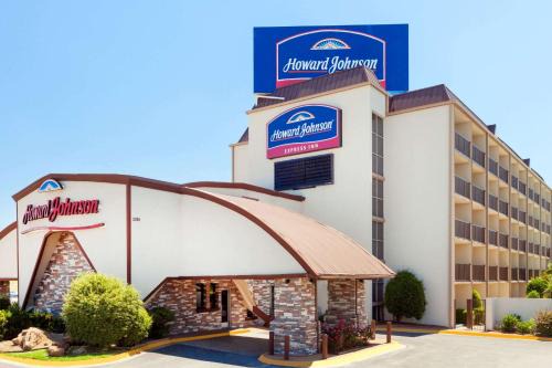Howard Johnson by Wyndham Arlington Ballpark/Six Flags