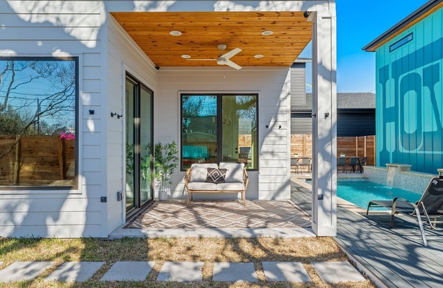 Howdy House | Heated Pool | Walk Downtown | Grill