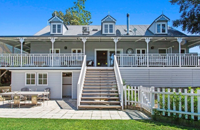 Huckleberry House - charming house with beautiful gardens and views, short walk to Berry’