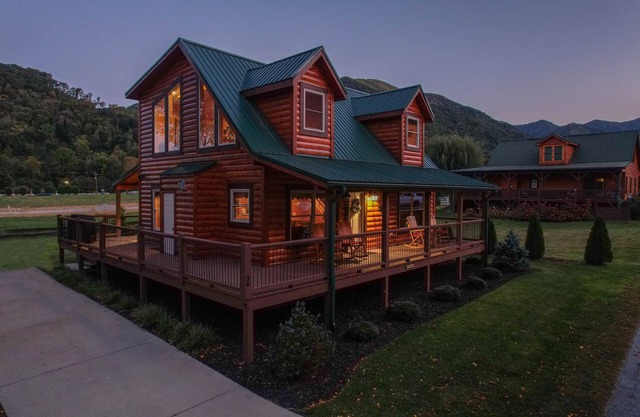 Huckleberry Lodge ~ New Cabin by Willow Tree Cabins