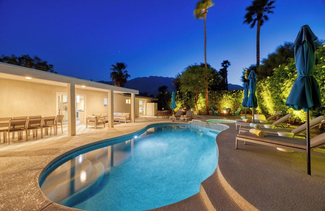 Huge Backyard: PoolTable+Firepit+Saltwater Pool and Spa