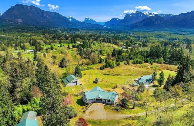 Huge Chalet - Epic Mountain Views! 5 Bed/3.5Bath