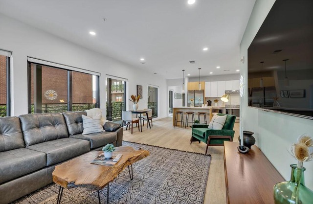 HUGE downtown corner unit- Pool-Gym-Walk 2 Broadway