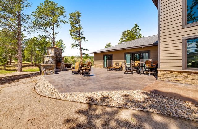 Huge home w/private hot tub, rec room, gas fireplace, firepit, grill, 2 kitchens