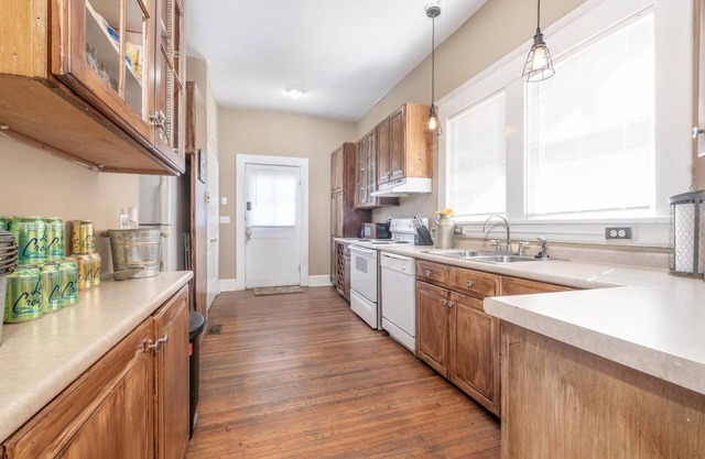 Huge House in Uptown w/Billiards Room and Hot Tub