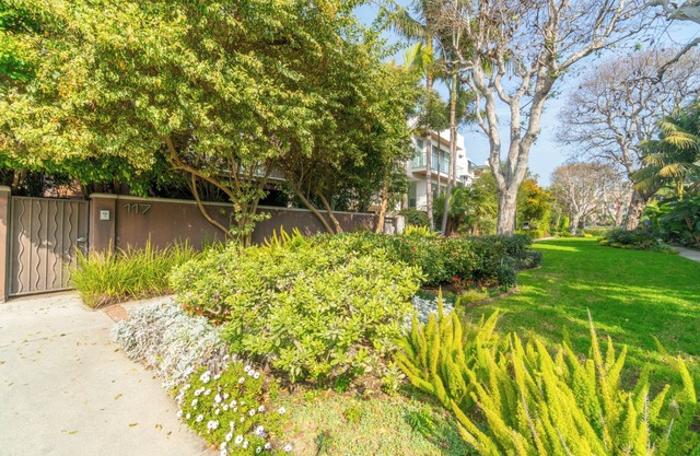 Huge house. Steps to the beach. Perfect Summer in LA.