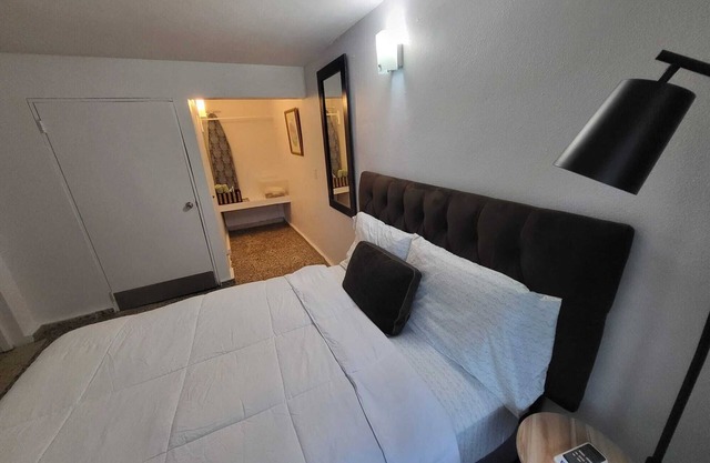 Huge-Location- 8mile beach, SJUairport, nightlife, walk to bakery