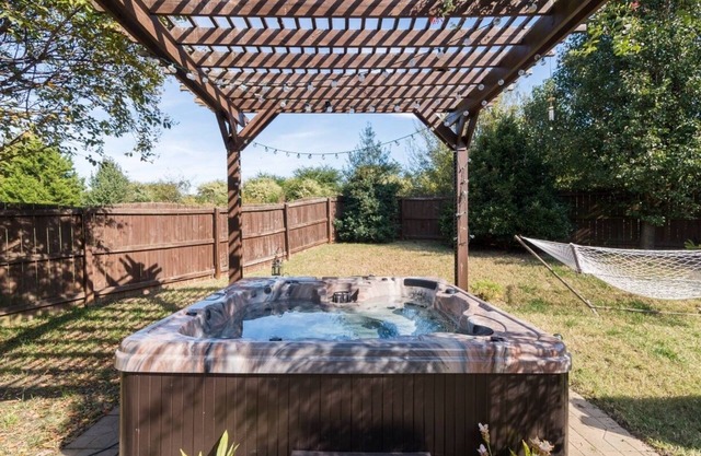 Hummingbird Manor - Relax in Hot Tub in Private Backyard with fire pit area