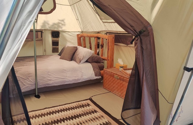 Hunter's Glade, glamping on the river, 2 miles from Quinn’s Hot Springs Resort!