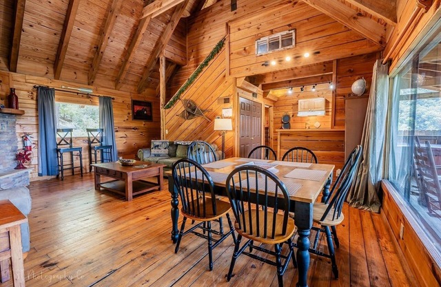 Hunter's Hideaway 2 Bedroom Cabin by RedAwning
