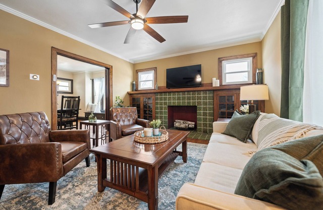 Huntington Modern History - 4BR MU, DT, St Marys