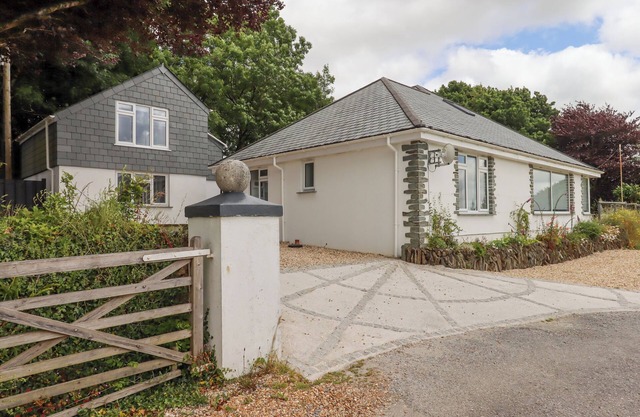HURDWICK LODGE, pet friendly, character holiday cottage in Tavistock