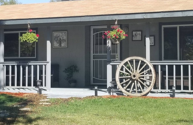 Huron Ranch House/Yosemite/Bass Lake/BBQ https:/www.airbnb.com/s/guidebooks?