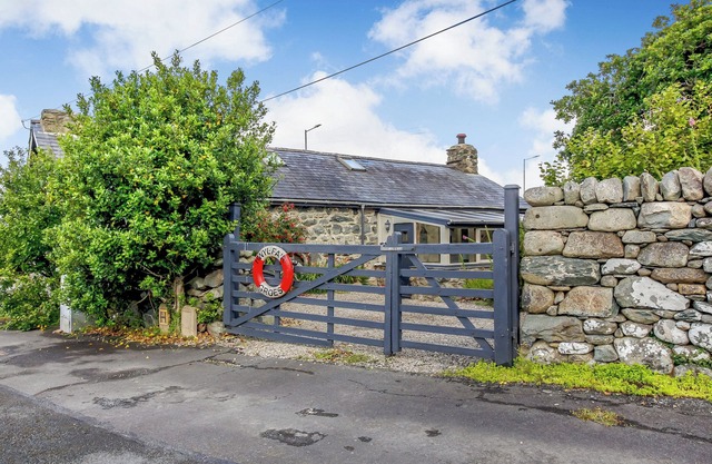 HWYLFA'R GROES, pet friendly, character holiday cottage in Talybont