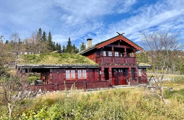 Hyggelig Hytte med Sauna og Innendørs Boblebadekar. Nær Skibakken og Sommarland