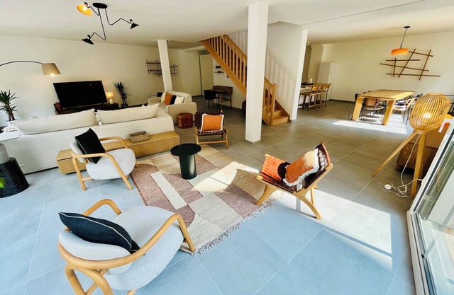Hypercentre house 100 m from station, spacious, 4 suites, 2 free parking spaces