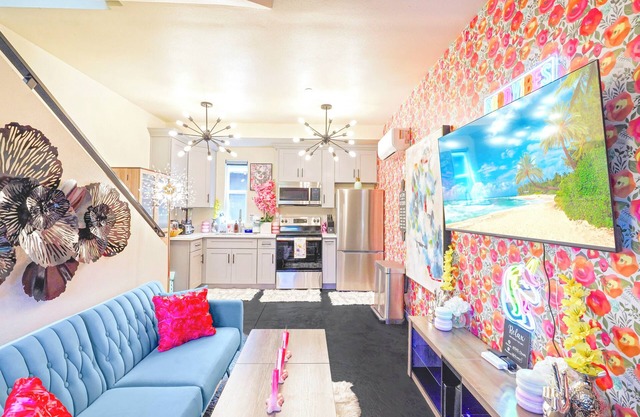 I. Lovely Family Home Near Universal + Hollywood with Patio, Balcony, & Parking