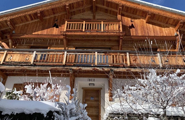 IBEX CHALET facing Mont-Blanc and ski-in ski-out