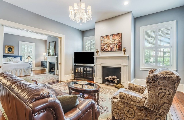 Iconic Bird Baldwin House Parlor W/Parking + Pet-friendly By Lucky Savannah