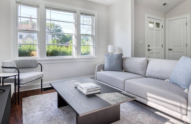 Ideal Arlington Heights 2BR House, near I-90, by Blueground