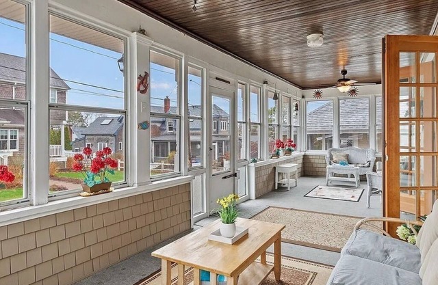 Idlehurst Getaway: 7-BR, 2-min from Onset Beach w/Wifi, AC units - sleeps 14!