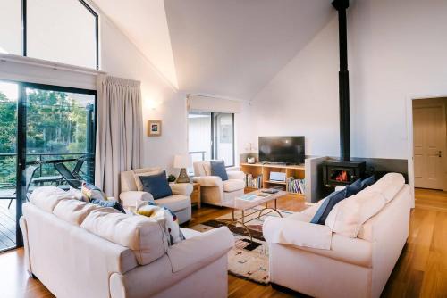 Idyll Estate - Bushland Gem with Spa & Tennis Court