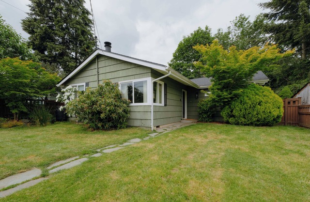 Idyllic Cozy Cottage w/Deck Overlooking Greenbelt - 20 Mins from Stadiums