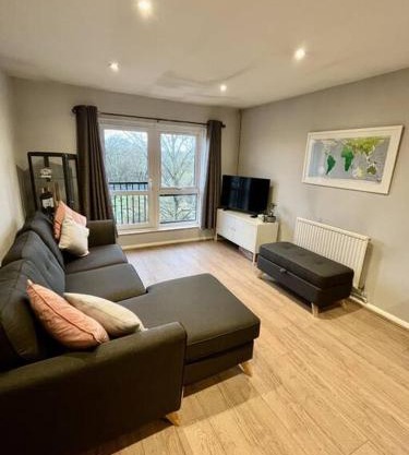 Immaculate 2 bed flat with free parking!