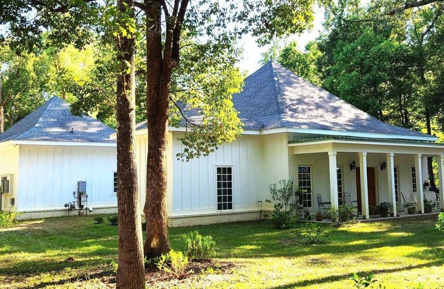 Immaculate custom home near downtown Fairhope. 5 minutes from Mobile Bay!