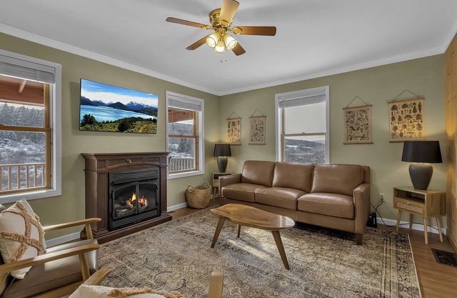 Immersive Mountain Views : Ellicottville, Holiday Valley. Fireplace, King Beds.