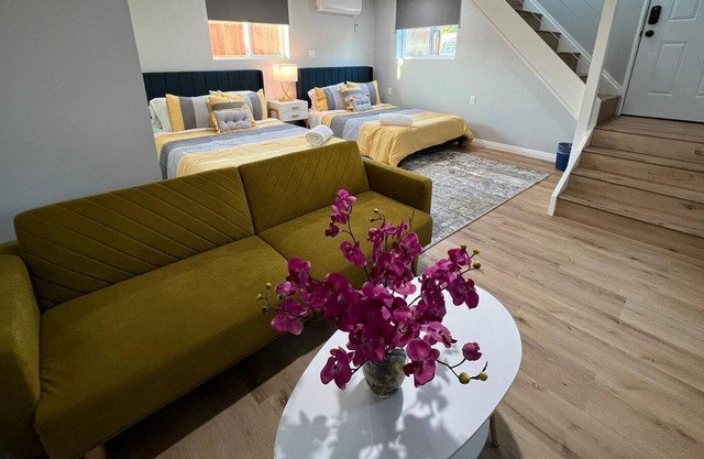 ★ IMPRESSINGLY COZY 2 STOREY STUDIO QUEEN BEDS ★