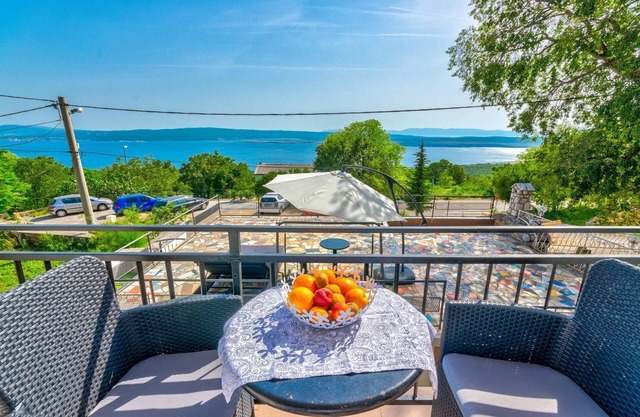 Impressive flat with whirlpool, lounge loungers, sea view, barbecue