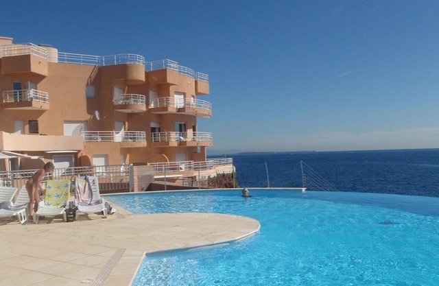 In a residence by the water, 2 rooms, sleeps 4 to 5, sunny, seaside view