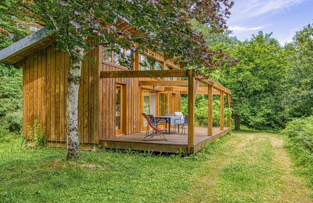 In idyllic location of a forest and near the river Vaur is this cozy wooden house.