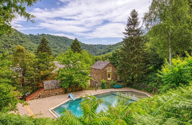 In idyllic location of a forest and near the river Vaur is this cozy wooden house.