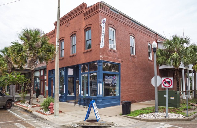 In the heart of downtown Apalach w/restaurants, shops & waterfront within steps