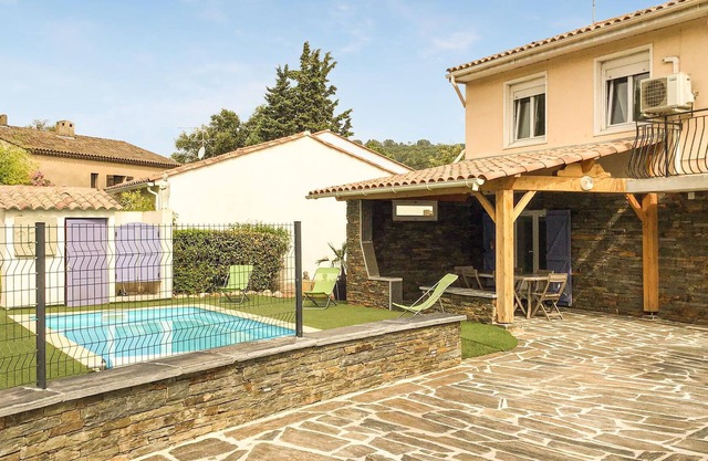In the interior of the Côte d'Azur welcomes you this large and family vacation home with pool.