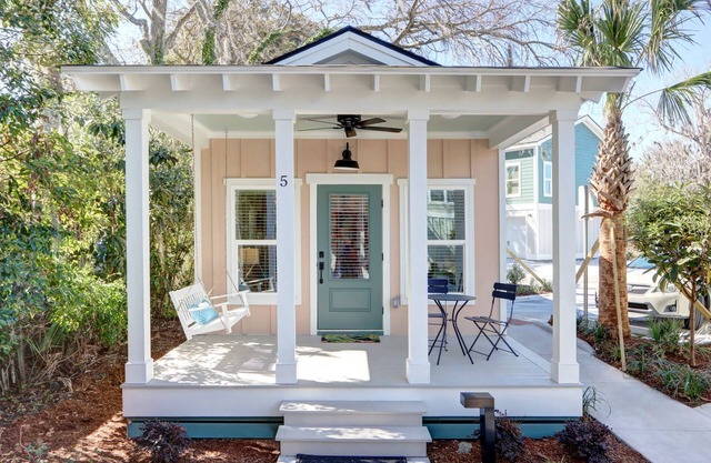 In The Pink - Sassy Cottage 5 min to SAV - 15 min to Beach by Lucky Savannah