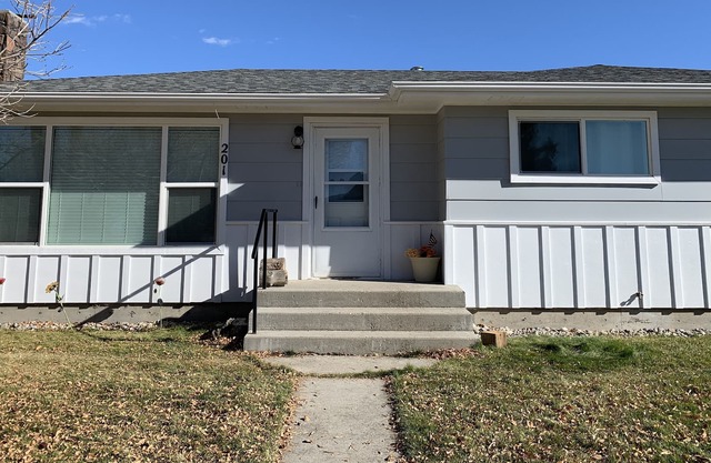 In town location with easy access to shopping, restaurants, and bars.
