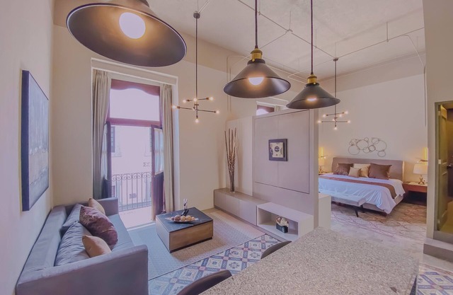 Incredible suite with WiFi, Kitchen, living room, King Bed, balcony in Puebla