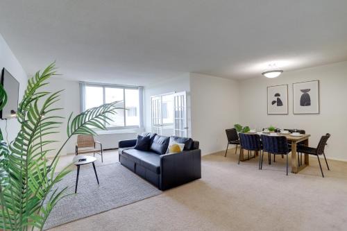 Incredible 1 BR Apt + Den @Crystal City With Gym