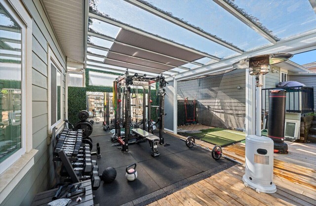 Independant Suite Near Royal Oak Skytrain Station