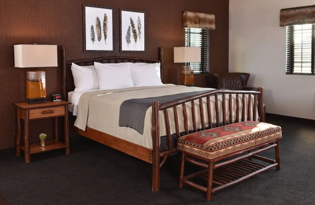 Independence Family Fun: Spacious Rooms & Bunk Bed Suites Near KC
