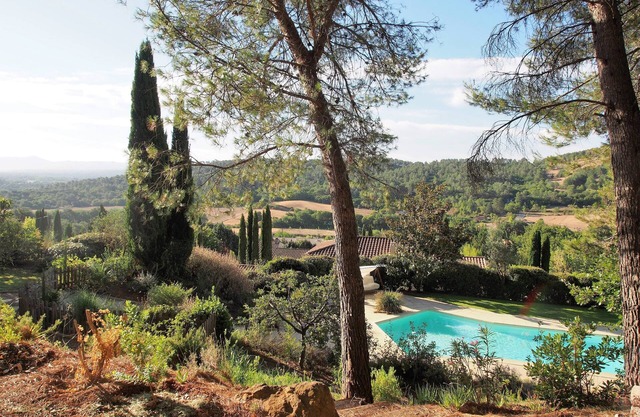 Independent apartment in property with pool