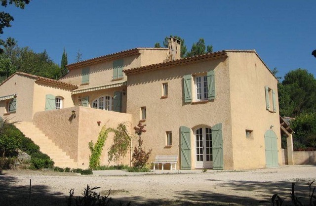 Independent studio on the ground floor of villa, with secure parking