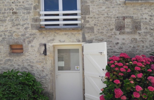Independent upstairs gite courtyard, garden