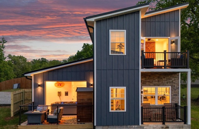 Indoor Hot Tub Mountain Top/Retreat 5 mins. to Norris Lake, AC, Wi-Fi and more