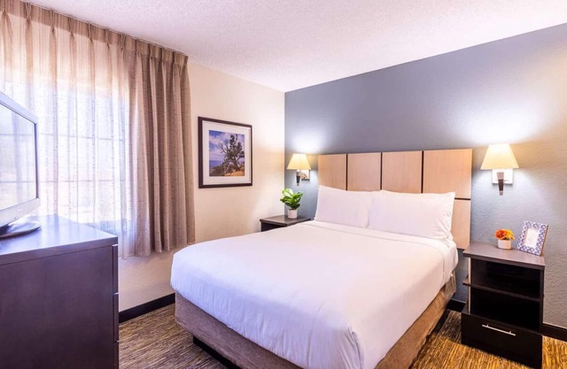 Indulge in Home Like Comfort! Spacious 1BR w/Full Kitchen! Pets are Welcome