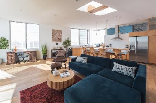 Industrial&Stylish 3 bedroom 3 bathrooms Home With Views and Hot tub