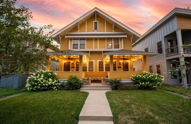 INDY Big House - 6 bedrooms w/Fenced Big Backyard